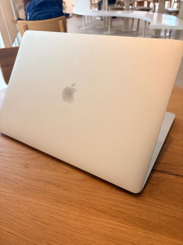 Macbook pro 2019 core i9 ram 32G storage 512G