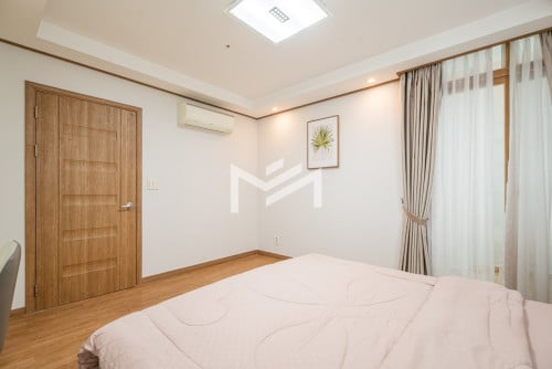Modern 1 Bedroom Condo for RENT in De Castle BKK1 with Gym and Pool