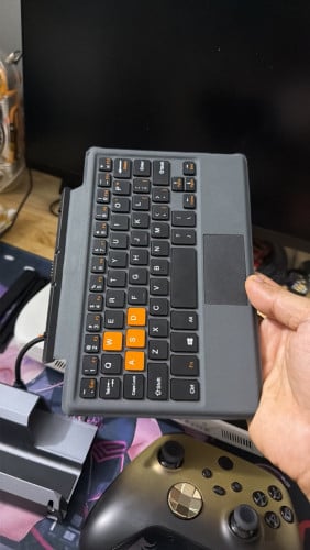 One x player 2 ស្អាត 99% ram 32G SSD 1T ស្ទើថ្មតិចទេ មិនច្បាស់ថាមកពីថ្ម រឺwindow លេងបានយូរម៉ោងធម្មតា