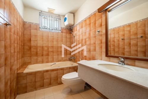 Spacious 2 Bedroom Apartment for RENT in BKK1