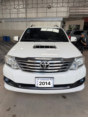Toyota Fortuner 2014 ឆ្វេងក្រុមហ៊ុន