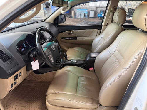 Toyota Fortuner 2014 ឆ្វេងក្រុមហ៊ុន