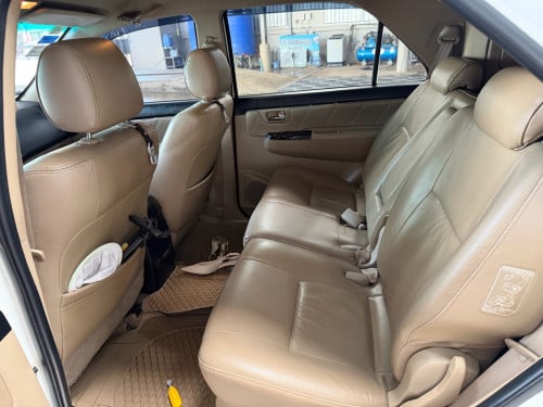 Toyota Fortuner 2014 ឆ្វេងក្រុមហ៊ុន