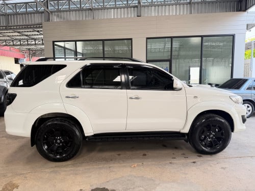 Toyota Fortuner 2014 ឆ្វេងក្រុមហ៊ុន