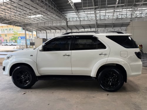 Toyota Fortuner 2014 ឆ្វេងក្រុមហ៊ុន