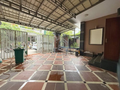 Twin Villa 4 Bedrooms for RENT near RATANA Plaza/Royal Phnom Penh Hospital