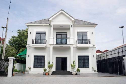 Villa 3 Bedrooms For Rent At SenSok Close to Aeon mall2 With Swimming Pool.