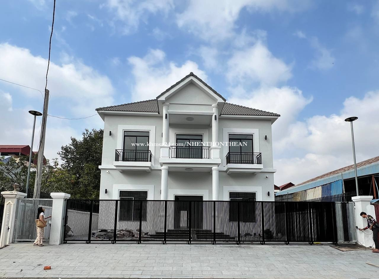 Villa 3 Bedrooms For Rent At SenSok Close to Aeon mall2 With Swimming Pool.