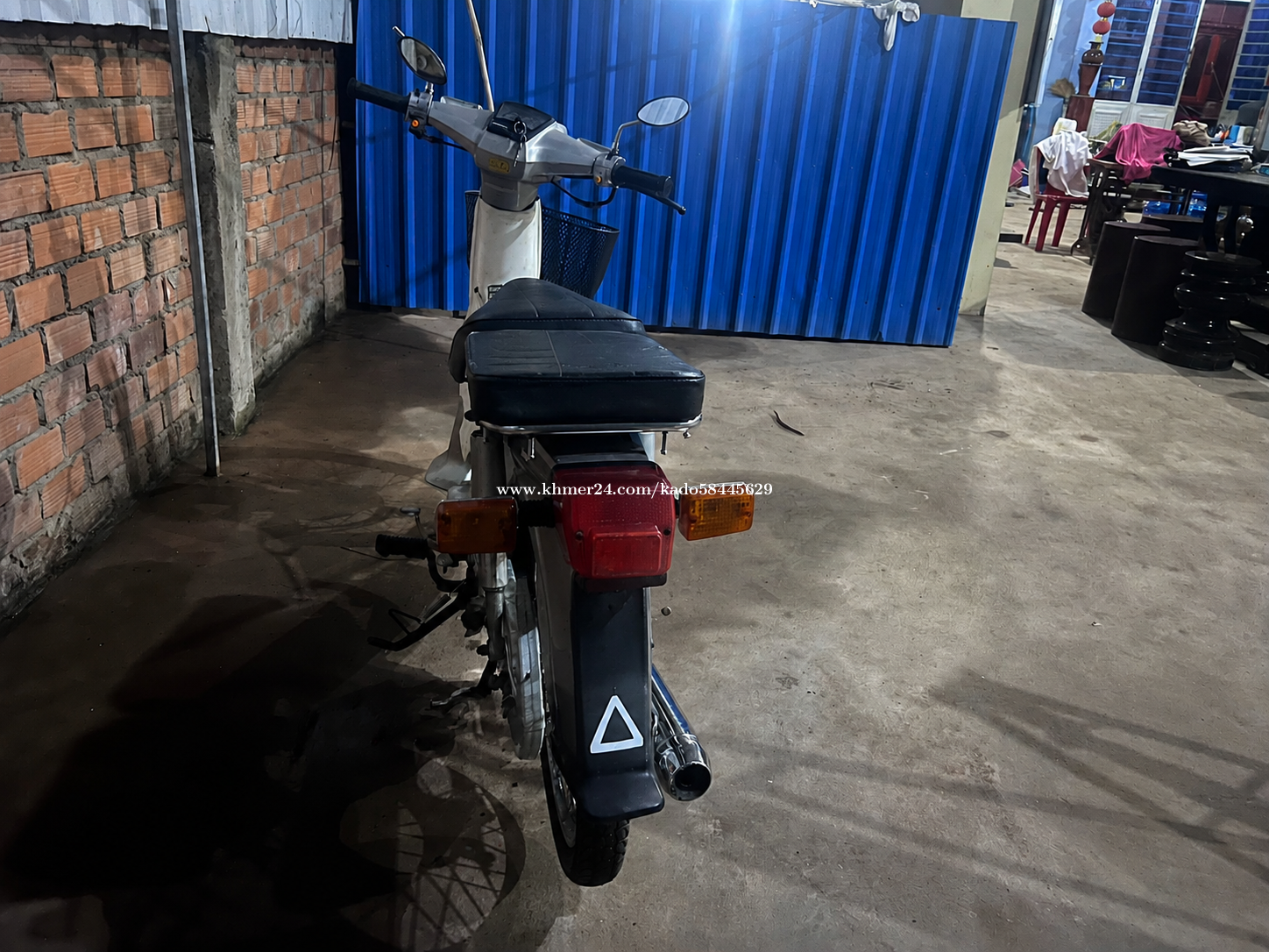ម៉ូតូ អាគប់ឆ្នាំ ————ពណ៍សរ តម្លៃ ៣០០$ (ចរចារបានបន្តិចបន្តួច)