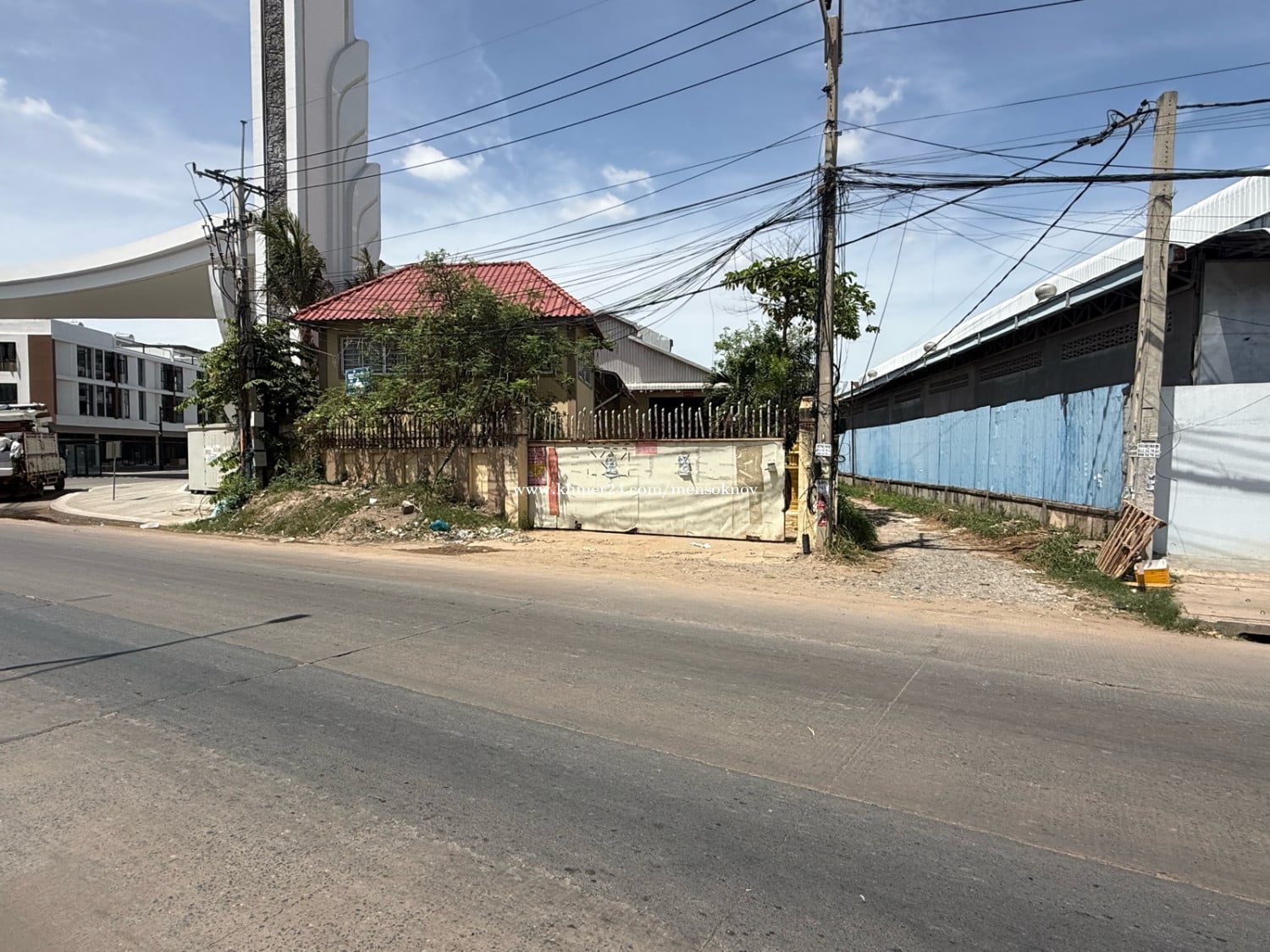 ឃ្លាំងអាជីវកមកមលក់នៅលើផ្លូវហាណូយ
