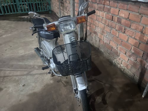 ម៉ូតូ អាគប់ឆ្នាំ ————ពណ៍សរ តម្លៃ ៣០០$ (ចរចារបានបន្តិចបន្តួច)