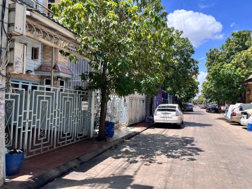 ផ្ទះលក់ (នៅបុរីលឹម ឈាងហាក់ចំការដូង)