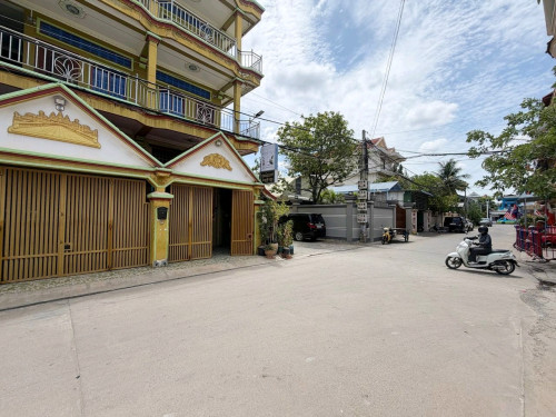 អាគារផ្ទះសំណាក់កែងជិតផ្សារតាំងក្រសាំង_លក់បន្ទាន់