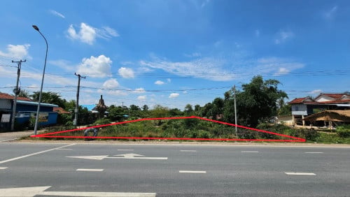 ដីកែងលក់ ជាប់ផ្លូវជាតិលេខ៨