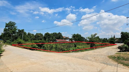 ដីកែងលក់ ជាប់ផ្លូវជាតិលេខ៨