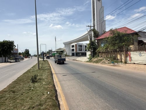ឃ្លាំងអាជីវកមកមលក់នៅលើផ្លូវហាណូយ