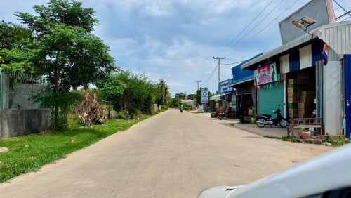 ដីកែងផ្លូវមានផ្ទះស្រាប់ លក់