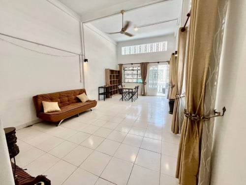 ផ្ទះល្វែង សំរាប់ជួល ជាន់ទី ២ (ជិតផ្សារអូរឡាំពិក)