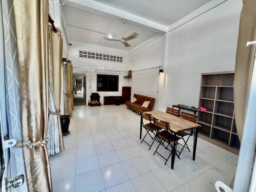 ផ្ទះល្វែង សំរាប់ជួល ជាន់ទី ២ (ជិតផ្សារអូរឡាំពិក)
