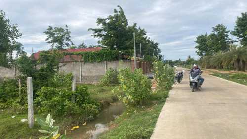 * ដីលក់ :12m x 41m លើផ្លូវរដ្ឋ 15m ស្ថិតនៅឃុំឈ្វាំង ស្រុកពញាឮ កណ្តាល (បឹងតាមោក ភ្នំរាប ភ្នំបាសិត