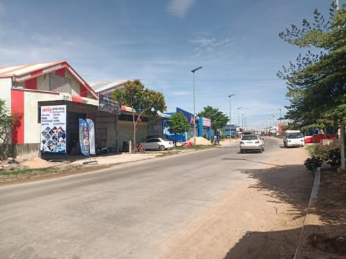 ឃ្លាំងលក់ លើផ្លូវ40m ផ្លូវមុខក្រោយ ជិតវត្តភ្នៀត