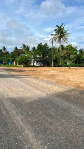 ដីជាប់ផ្លូវធំ ក្បាល 50m x 40m (ប្លង់រឹង)