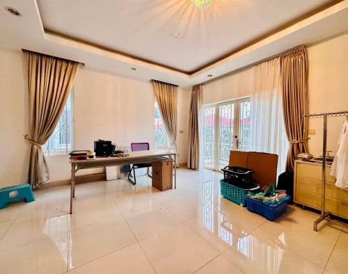 វីឡាភ្លោះលក់បន្ទាន់នៅបុរី វិមានភ្នំពេញផ្លូវ598