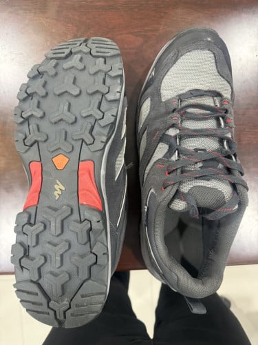 [English below] ស្បែកជើងឡើងភ្នំ Decathlon​ hiking boot នៅថ្មី 97%