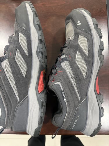 [English below] ស្បែកជើងឡើងភ្នំ Decathlon​ hiking boot នៅថ្មី 97%