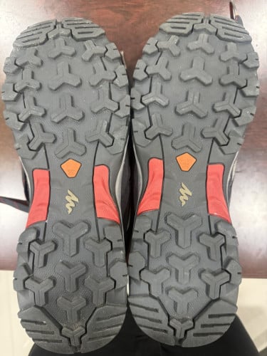 [English below] ស្បែកជើងឡើងភ្នំ Decathlon​ hiking boot នៅថ្មី 97%