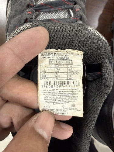 [English below] ស្បែកជើងឡើងភ្នំ Decathlon​ hiking boot នៅថ្មី 97%