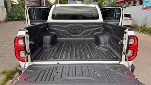 មហាថ្មី Toyota Hilux Revo V-edition 024 ហ្សុីន១ជុំ