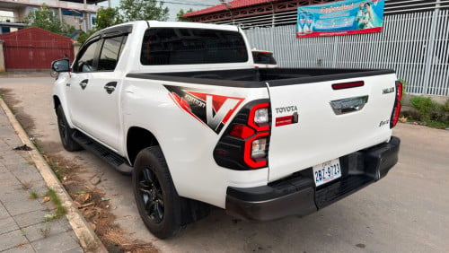 មហាថ្មី Toyota Hilux Revo V-edition 024 ហ្សុីន១ជុំ