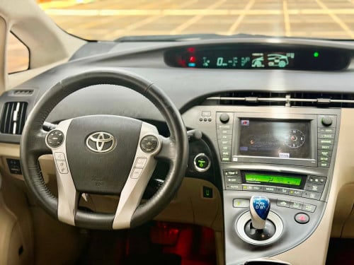 ឡានលក់ Toyota Prius 2011 option 5 full advance
