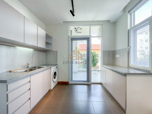 4 Bedroom Services Apartment for rent- Tonle Basac -Phnom Penh.