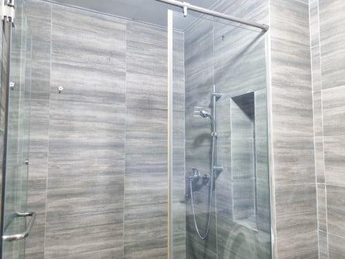 7 Makara | 1BR Condo Near Olympia Mall | Pool & Gym