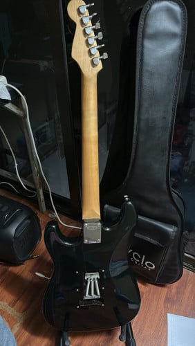 Guitar electric លក់ 80$ ចរចារ