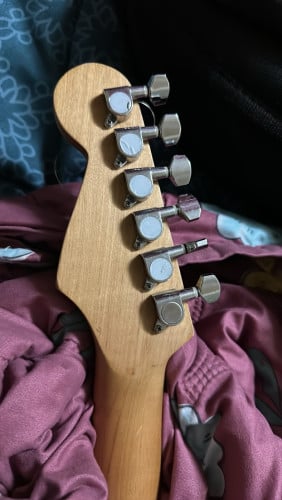 Guitar electric លក់ 80$ ចរចារ