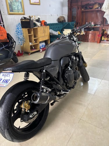 Honda CB400cc ប្រើFi ឆ្នាំ2010 ប្រើសោរធំ សុីសាំងតិច ដៃជើងនៅស្អាត អត់សូវជិះលេងសំបកមុខក្រោយស្អិត