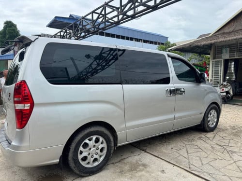 HYUNDAI Starex 2009 For Rent /出租