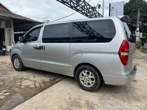 HYUNDAI Starex 2009 For Rent /出租
