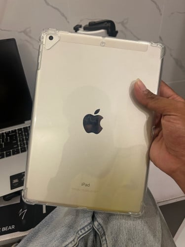 Ipad5thរូបរាងនៅស្អាត98%ប៉ុន្តែបែកខាងលើដូចរូបនឹងអត់លឺសម្លេងតែអាចប្រើដាក់bluetoothបានយកលេងហ្គេមSmooth