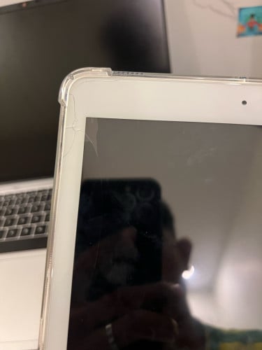 Ipad5thរូបរាងនៅស្អាត98%ប៉ុន្តែបែកខាងលើដូចរូបនឹងអត់លឺសម្លេងតែអាចប្រើដាក់bluetoothបានយកលេងហ្គេមSmooth