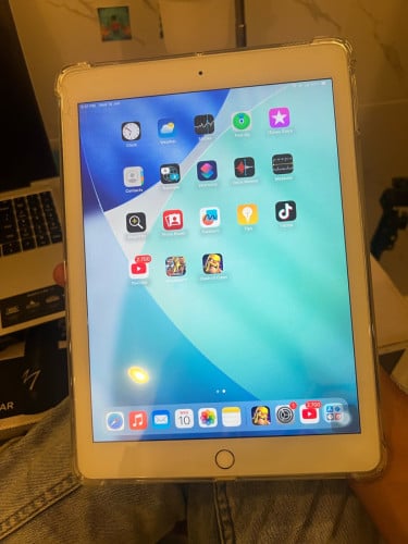 Ipad5thរូបរាងនៅស្អាត98%ប៉ុន្តែបែកខាងលើដូចរូបនឹងអត់លឺសម្លេងតែអាចប្រើដាក់bluetoothបានយកលេងហ្គេមSmooth