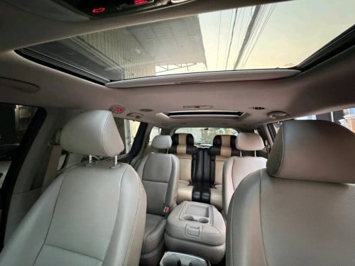 Kia Carnival 2015full option ទ្វាអូតូបី