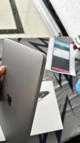 MacBook Pro 2018 13inch Core I5 8G of Ram 256G