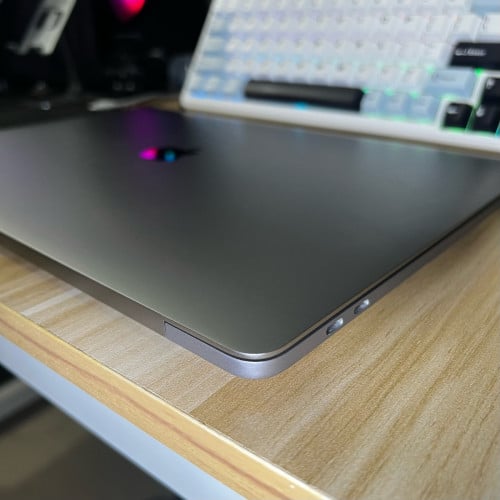 Macbook Pro 2019 Silver Touch Bar នៅស្អាតដូចថ្មី
