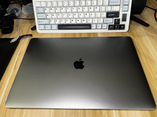 Macbook Pro 2019 Silver Touch Bar នៅស្អាតដូចថ្មី