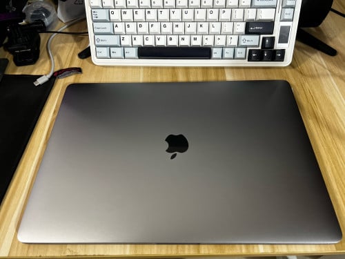 Macbook Pro 2019 Silver Touch Bar នៅស្អាតដូចថ្មី