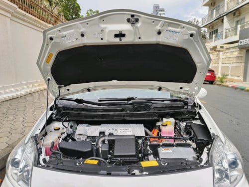 Prius 014 options 4 ខាងក្នុងលឿង កៅអីចុច ពូកស្បែកហ្សុីន បាសJBL